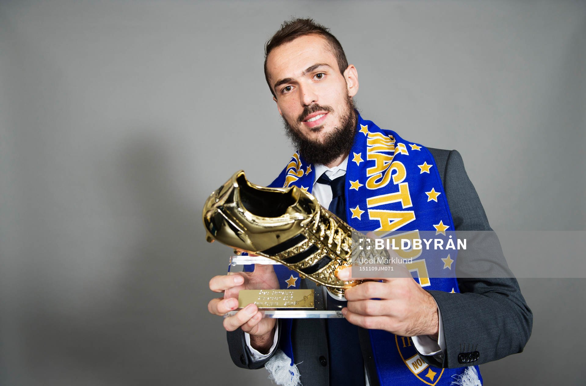 Emir Kujovic, IFK Norrköping, poserar med sitt pris för