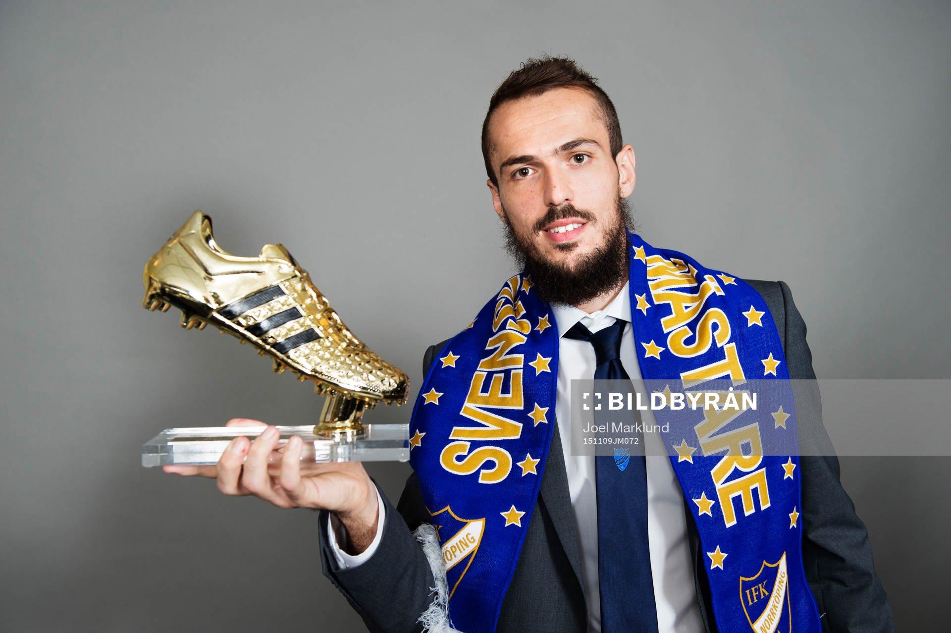 Emir Kujovic, IFK Norrköping, poserar med sitt pris för