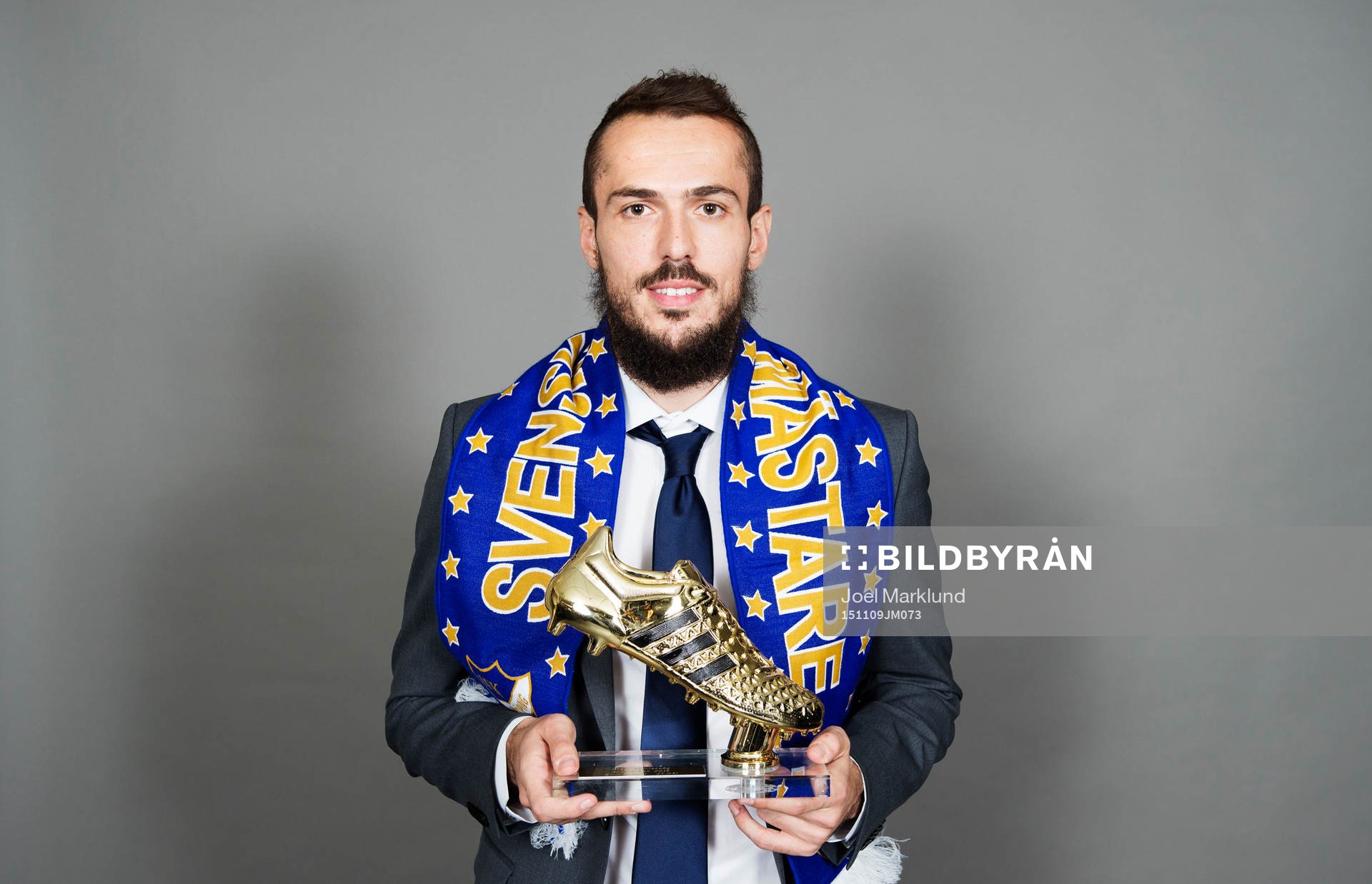 Emir Kujovic, IFK Norrköping, poserar med sitt pris för