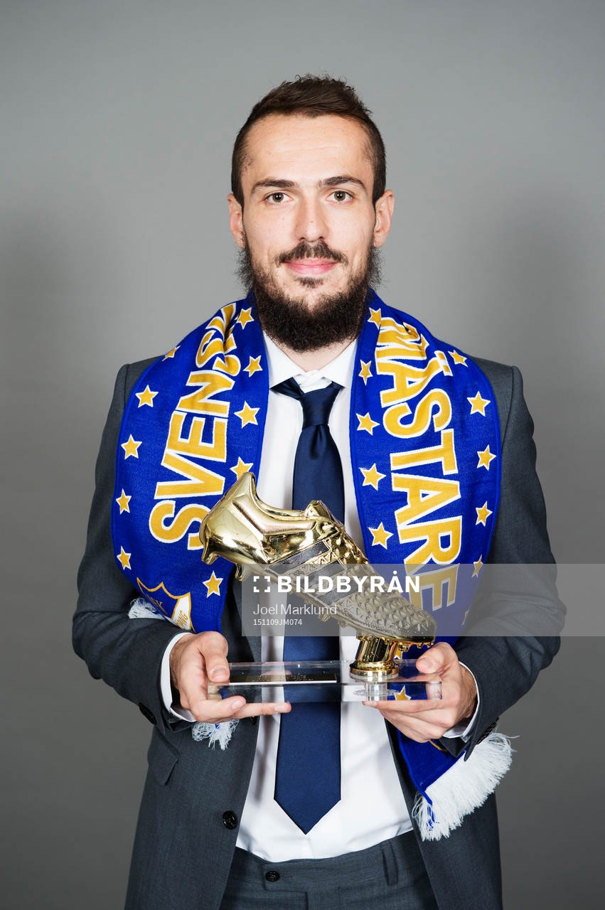Emir Kujovic, IFK Norrköping, poserar med sitt pris för
