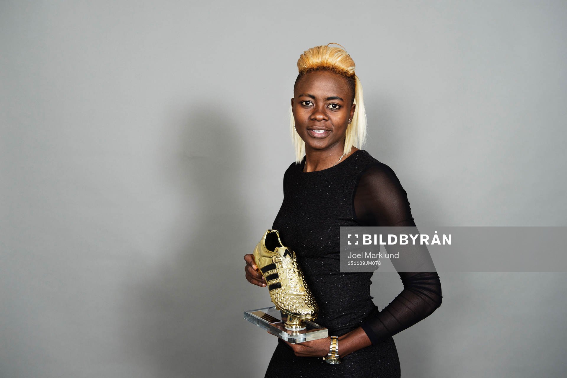 Gaelle Enganamouit, Eskilstuna, poserar med sitt pris för