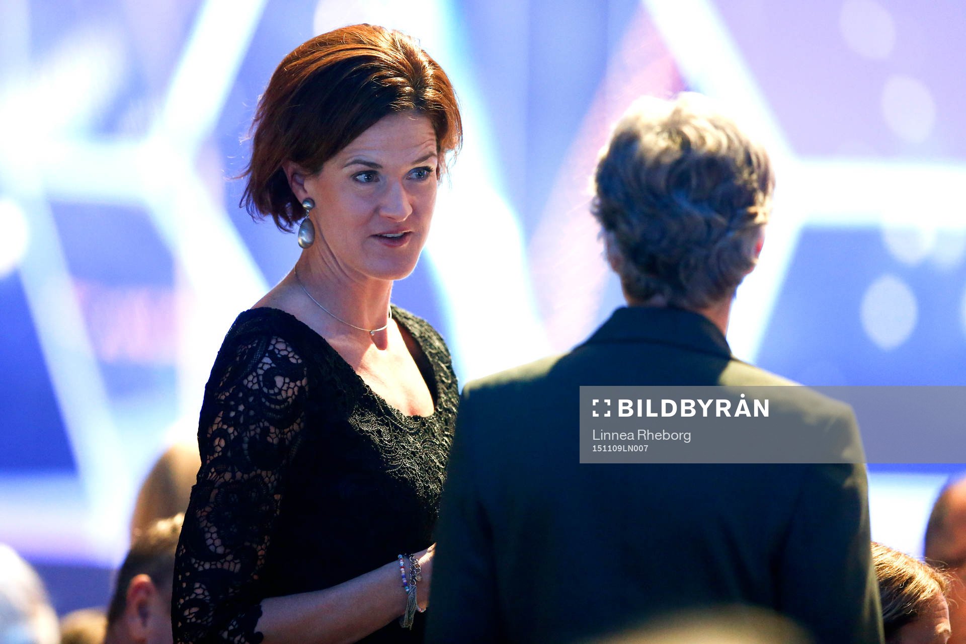 Moderaternas partiledare Anna Kinberg Batra pratar med