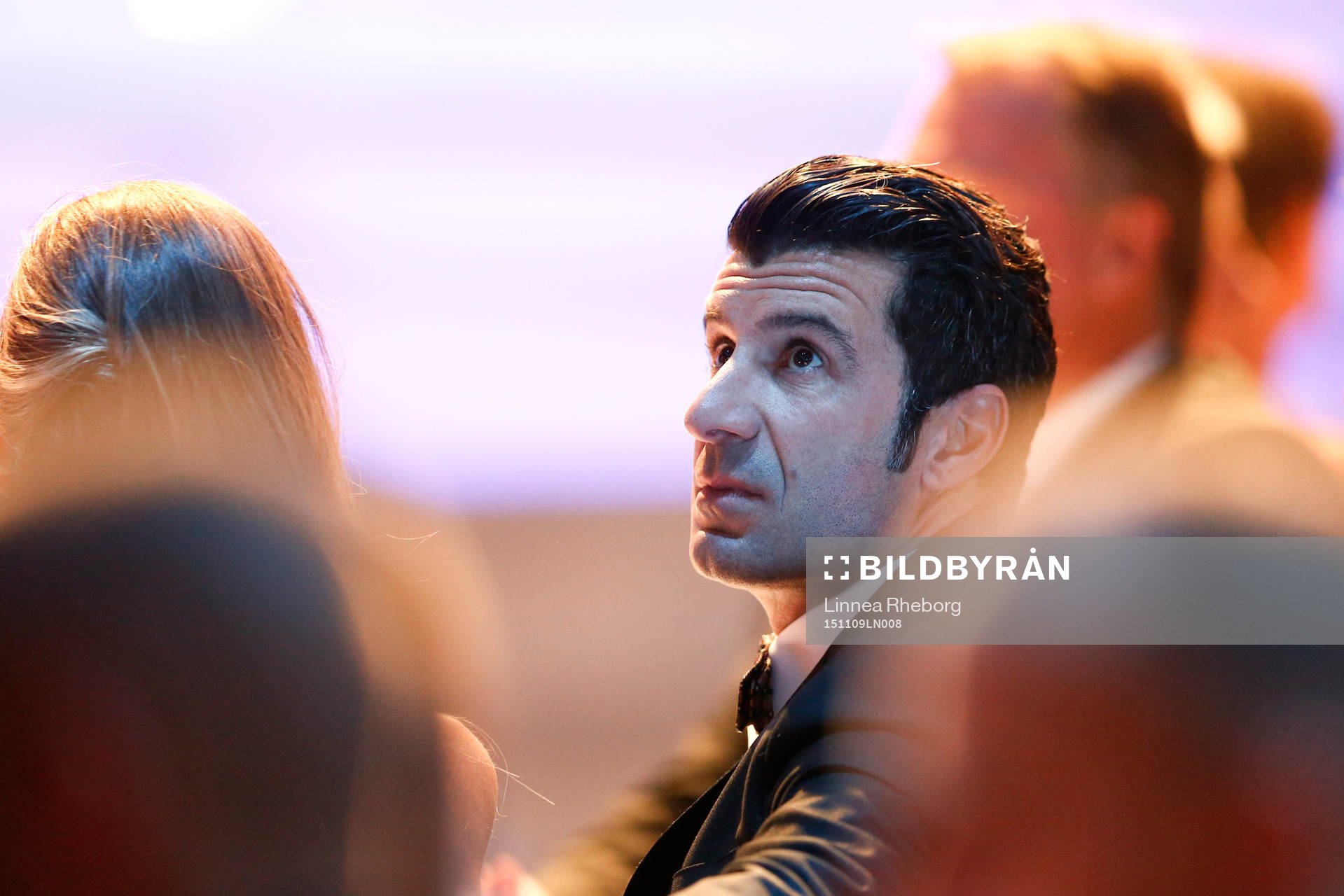 Luis Figo ser sig om i Globen