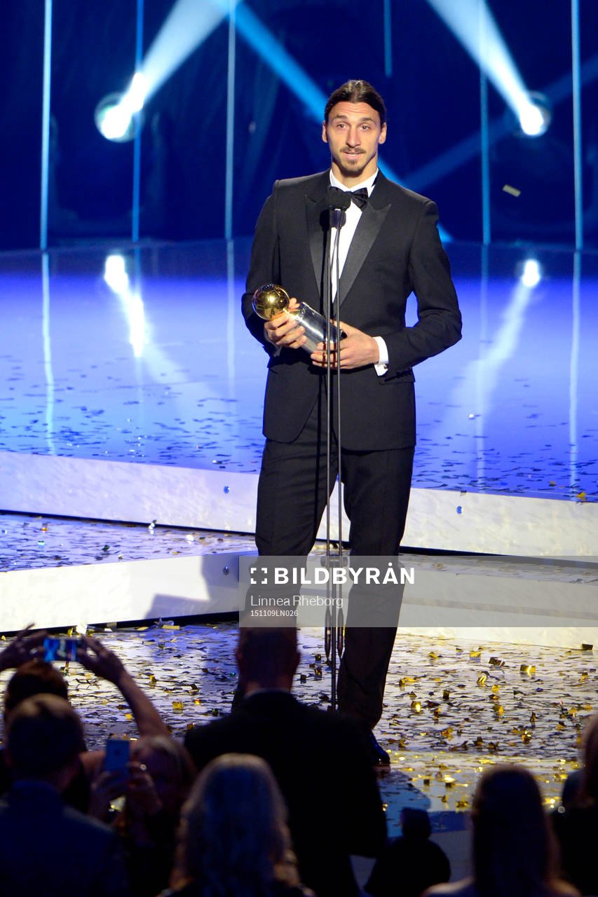 Zlatan Ibrahimovic tilldelas Guldbollen under fotbollsgalan den 9 november 2015 i Stockholm. 
