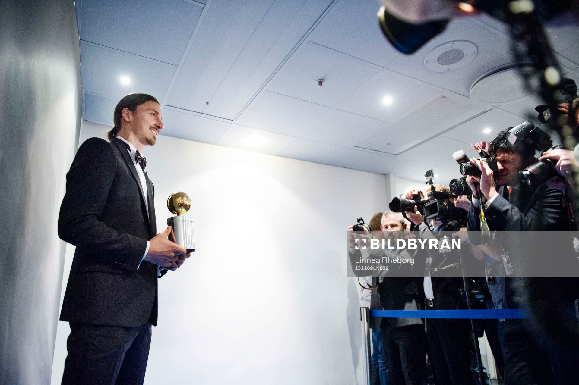 Zlatan Ibrahimovic visar upp guldbollen för media