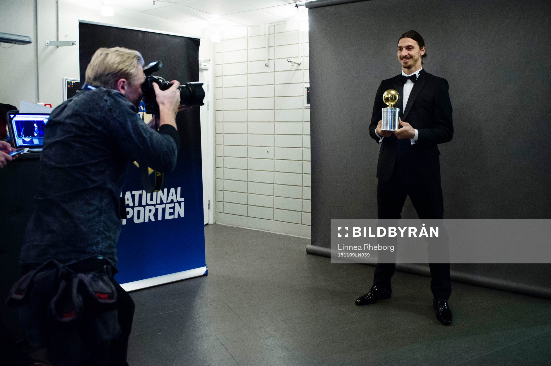 Bildbyråns fotograf Joel Marklund fotograferar Zlatan