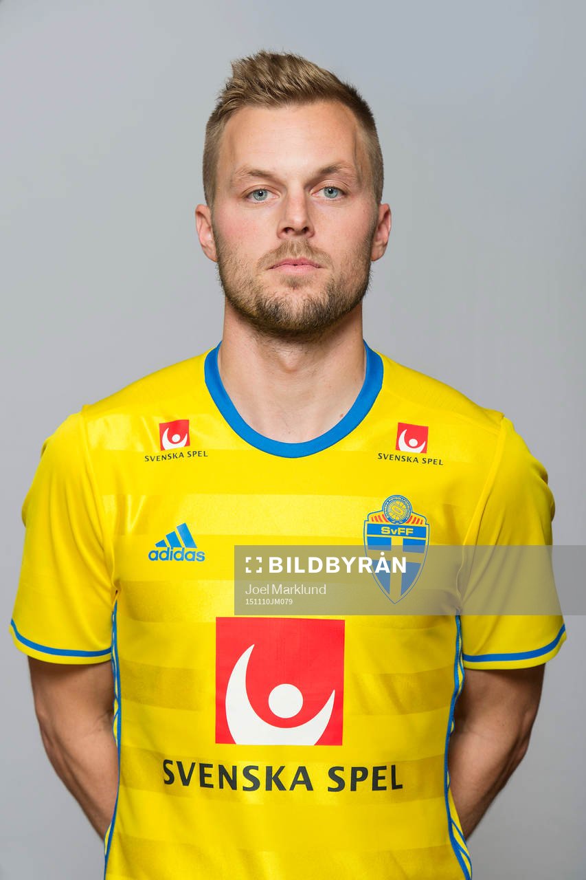 Sebastian Larsson, spelare i Sveriges fotbollslandslag, poserar för ett porträtt den 10 november 2015 i Stockholm.