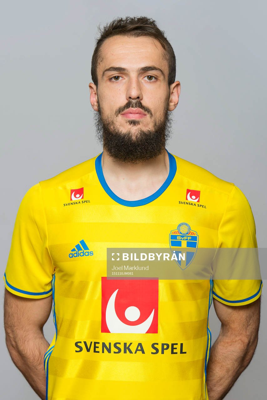 Emir Kujovic, spelare i Sveriges fotbollslandslag, poserar för ett porträtt den 10 november 2015 i Stockholm.