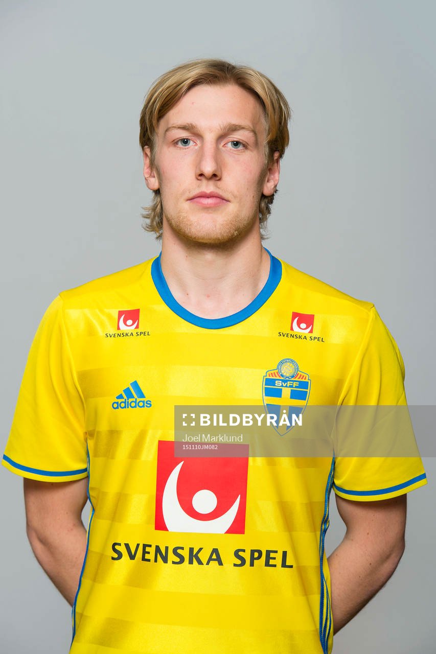 Emil Forsberg, spelare i Sveriges fotbollslandslag, poserar för ett porträtt den 10 november 2015 i Stockholm.