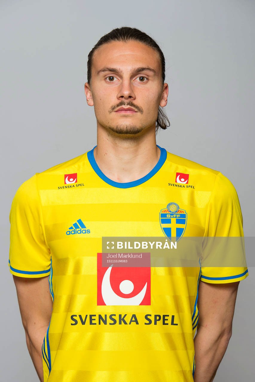 Erik Johansson, spelare i Sveriges fotbollslandslag, poserar för ett porträtt den 10 november 2015 i Stockholm.