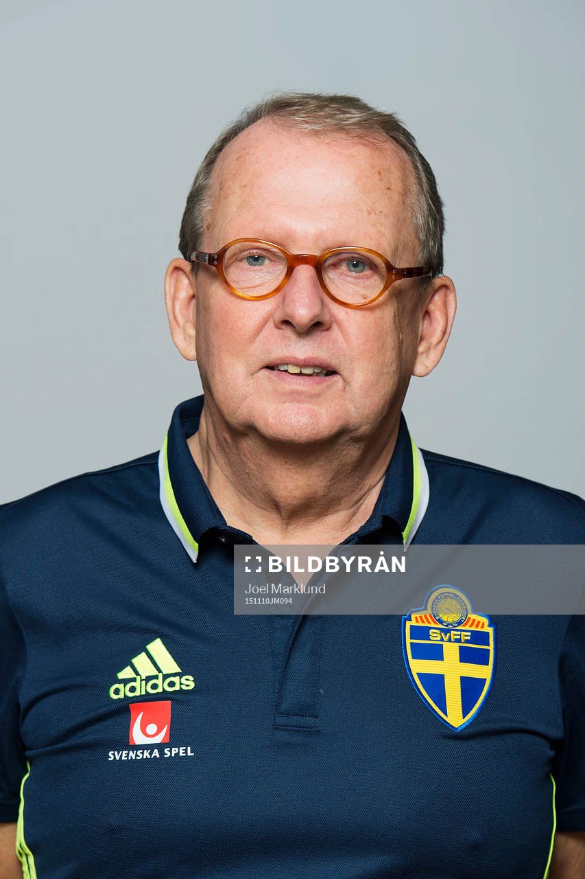 Leif Swärd, läkare för Sveriges fotbollslandslag, poserar för ett porträtt den 10 november 2015 i Stockholm.