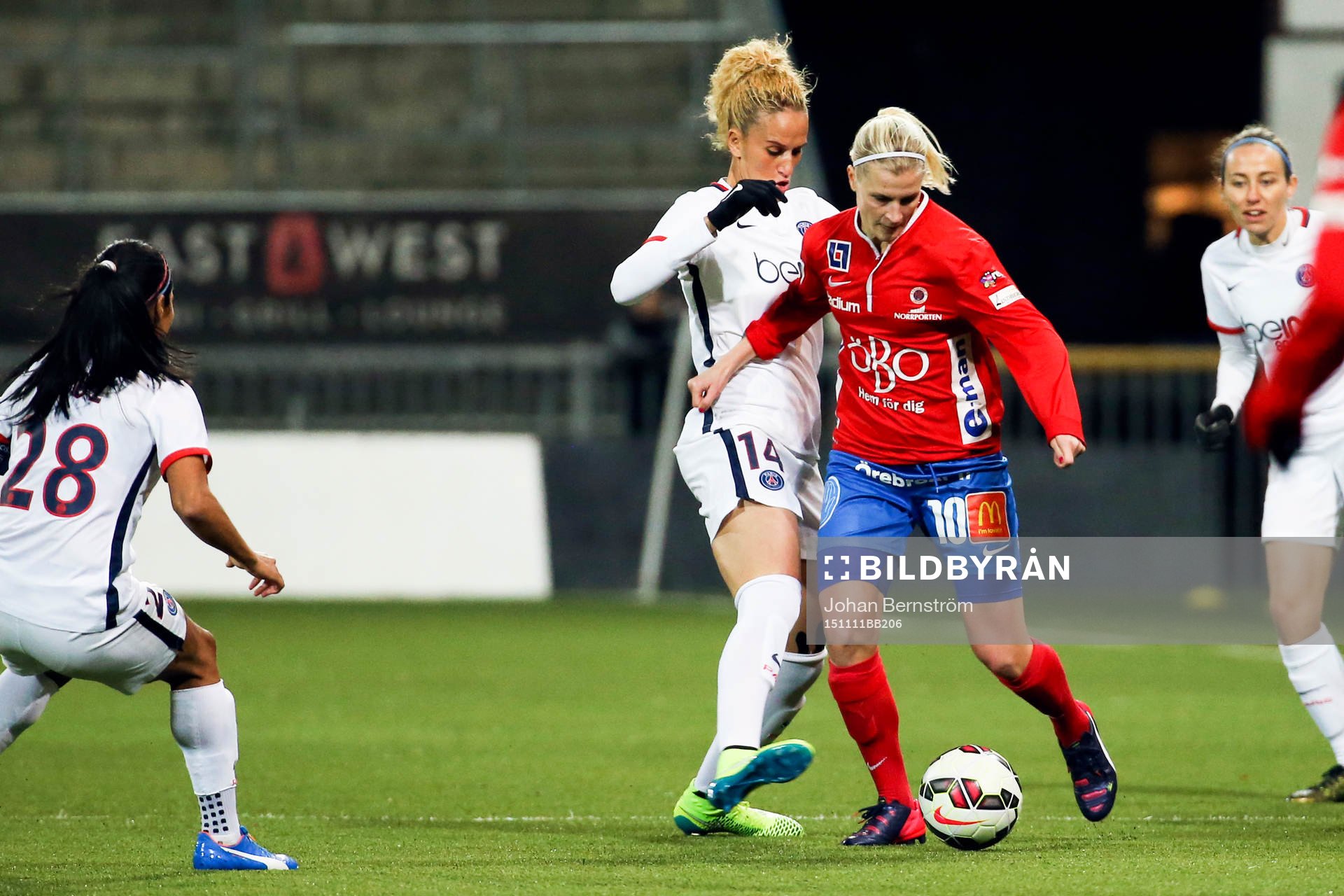 Paris Kheira Hamraoui och Örebros Sanna Talonen