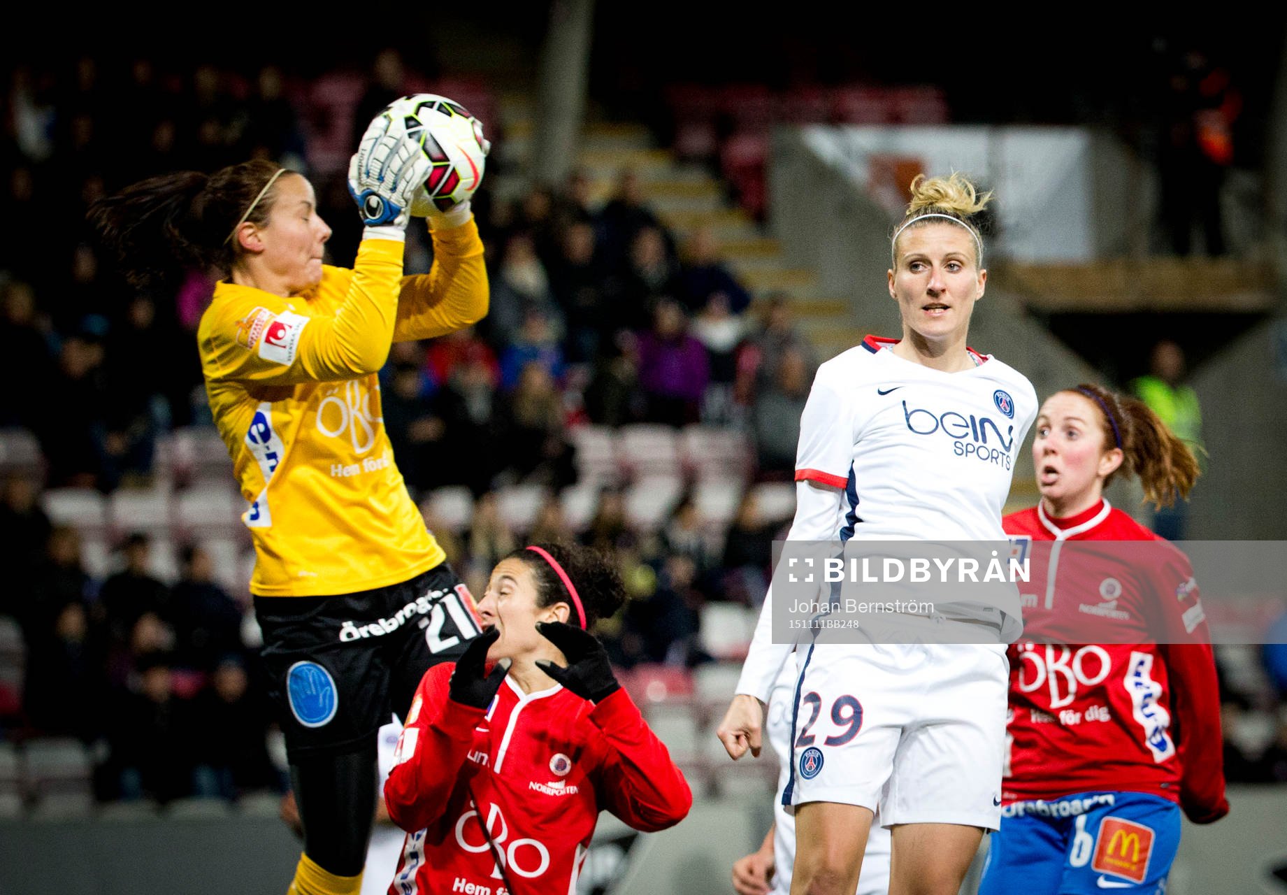 KIF Örebro målvakt Carola Söberg och Paris SG Anja Mittag
