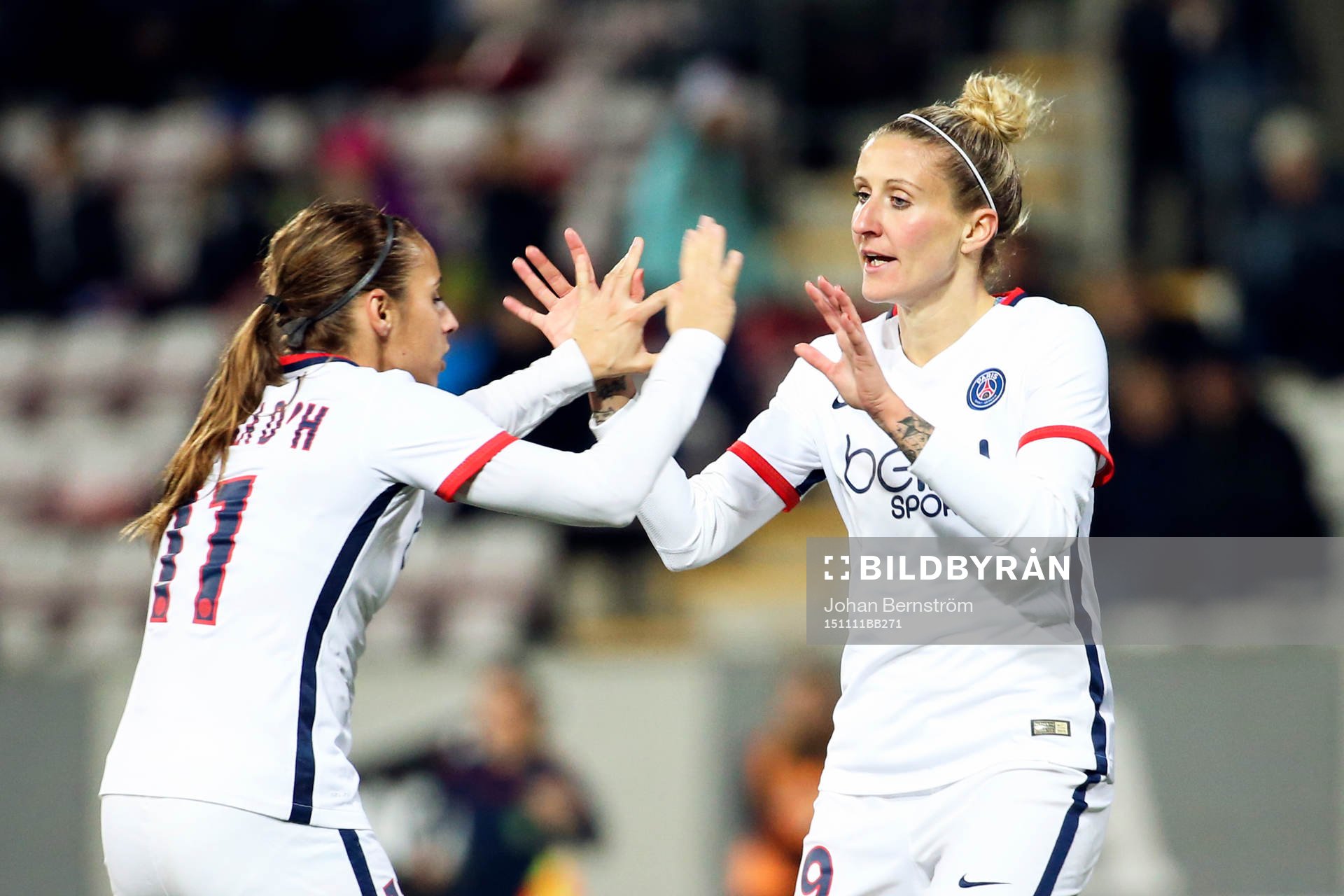 Paris Jessica Houara-d'Hommeaux och Anja Mittag firar efter 1-1 av Mittag under fotbollsmatchen i Womens Champions League mellan Kif Örebro och Paris SG den 11 november 2015 i Örebro.