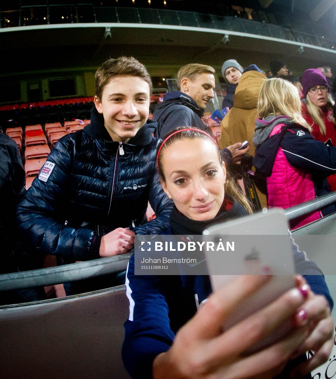 Paris SG Kosovare Asllani tar en selfie med en supporter
