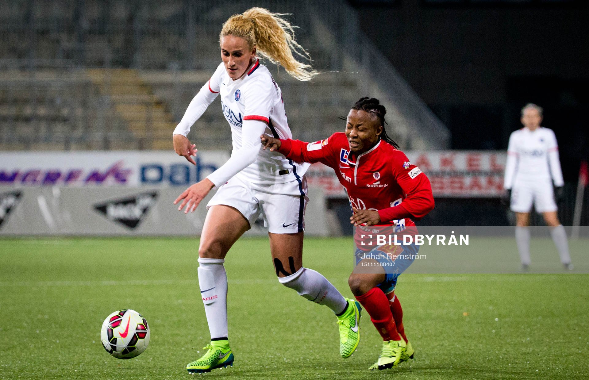 Paris SG Kheira Hamraoui och KIF Örebro Ogonna Chukwudi