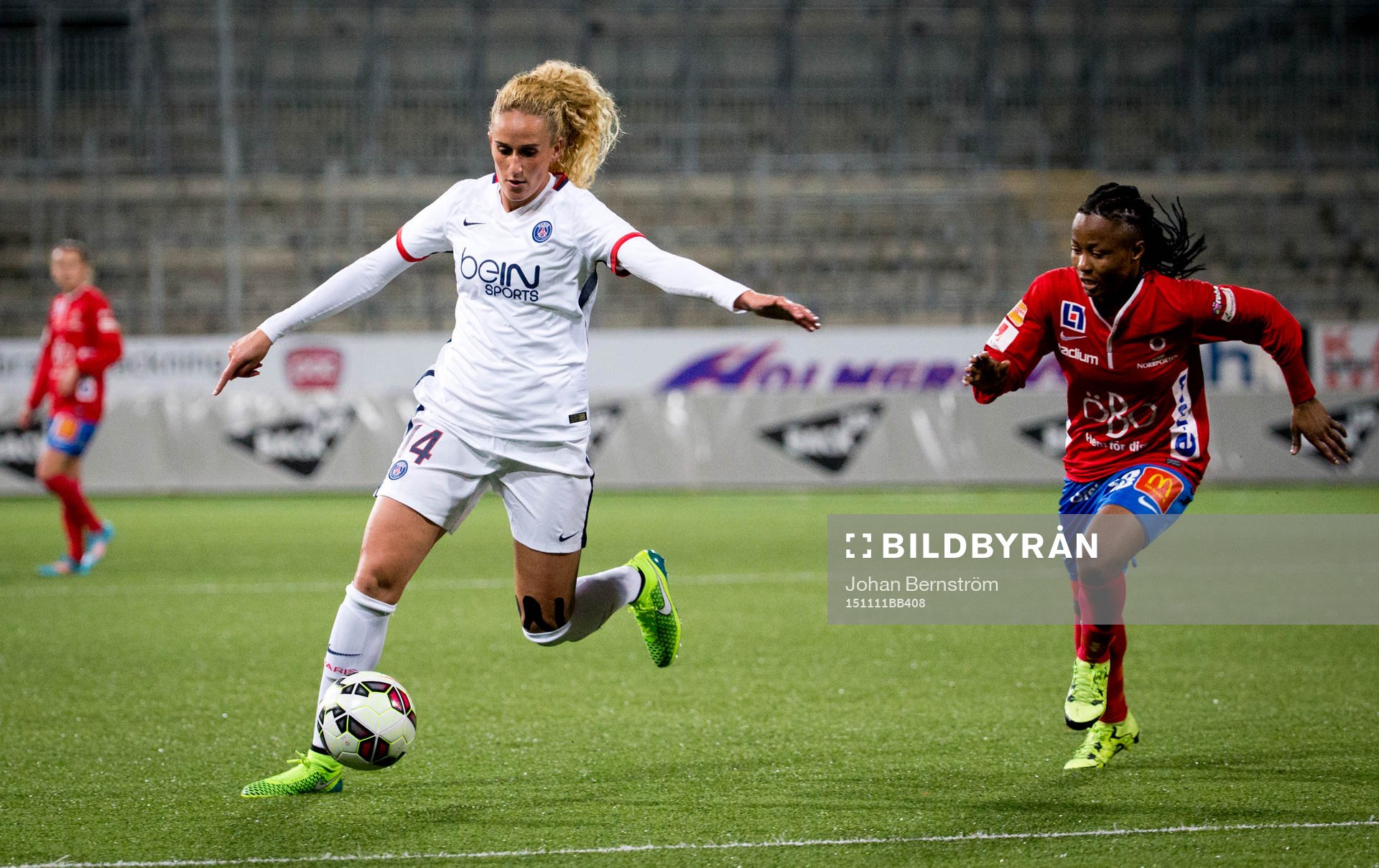 Paris SG Kheira Hamraoui och KIF Örebro Ogonna Chukwudi