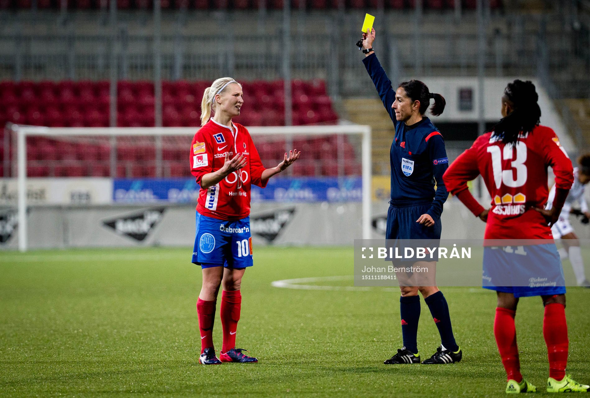 KIF Örebro Sanna Talonen får gult kort