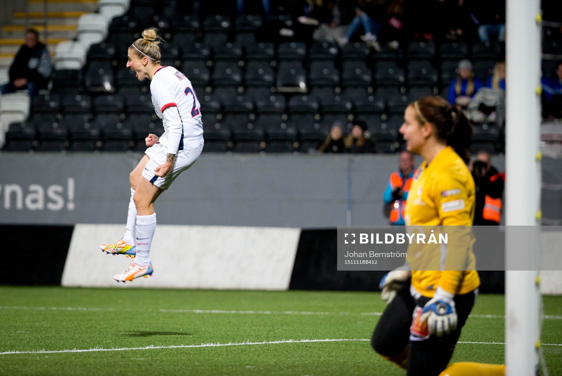 Paris SG Anja Mittag gör 1-1 och jublar under fotbollsmatchen i Womens Champions League mellan Kif Örebro och Paris SG den 11 november 2015 i Örebro.