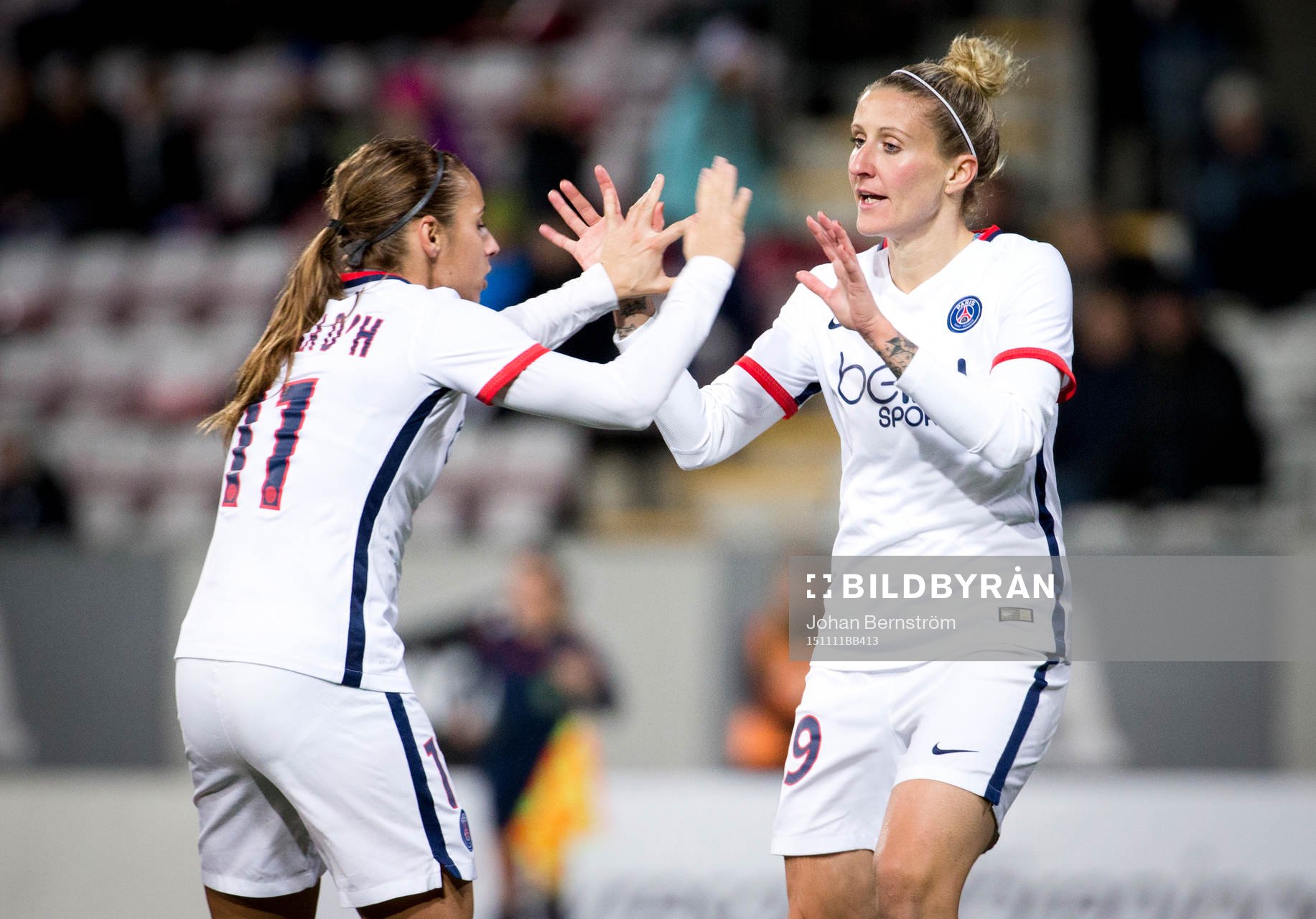 Paris SG Anja Mittag gör 1-1 och jublar med Jessica Houara-d'Hommeaux under fotbollsmatchen i Womens Champions League mellan Kif Örebro och Paris SG den 11 november 2015 i Örebro.