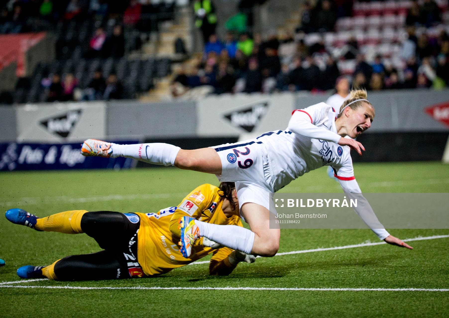 Paris SG Anja Mittag och KIF Örebro målvakt Carola Söberg