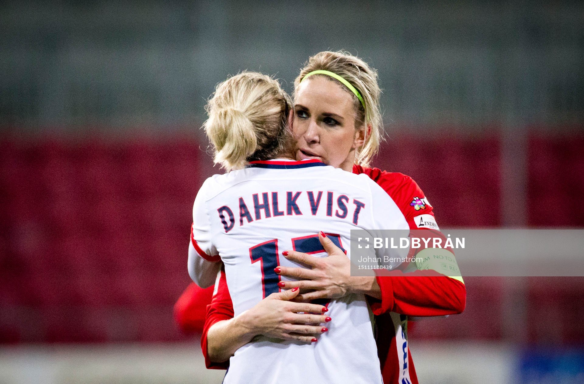 Paris SG Lisa Dahlkvist tackar KIF Örebro Elin Magnusson