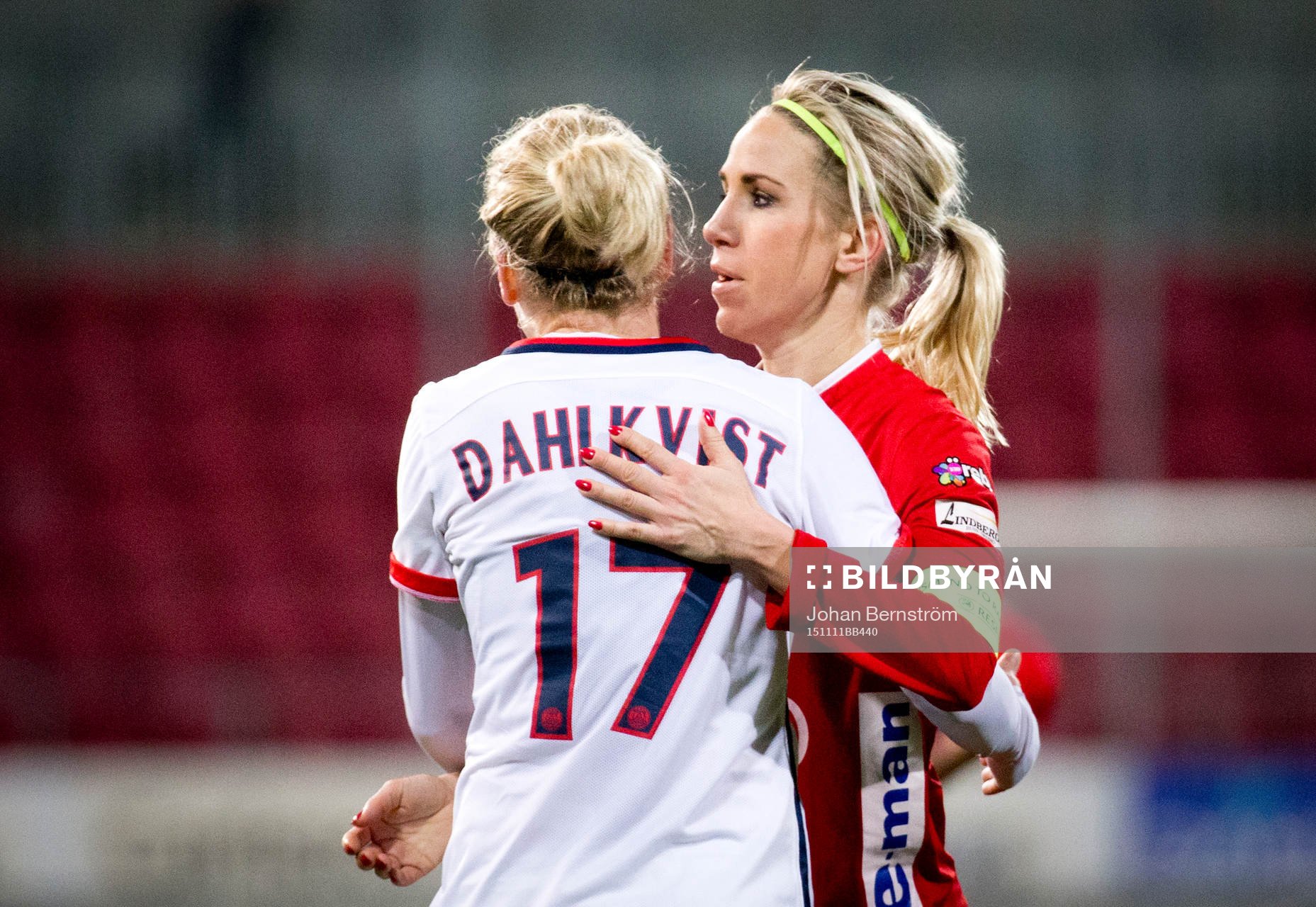 Paris SG Lisa Dahlkvist tackar KIF Örebro Elin Magnusson