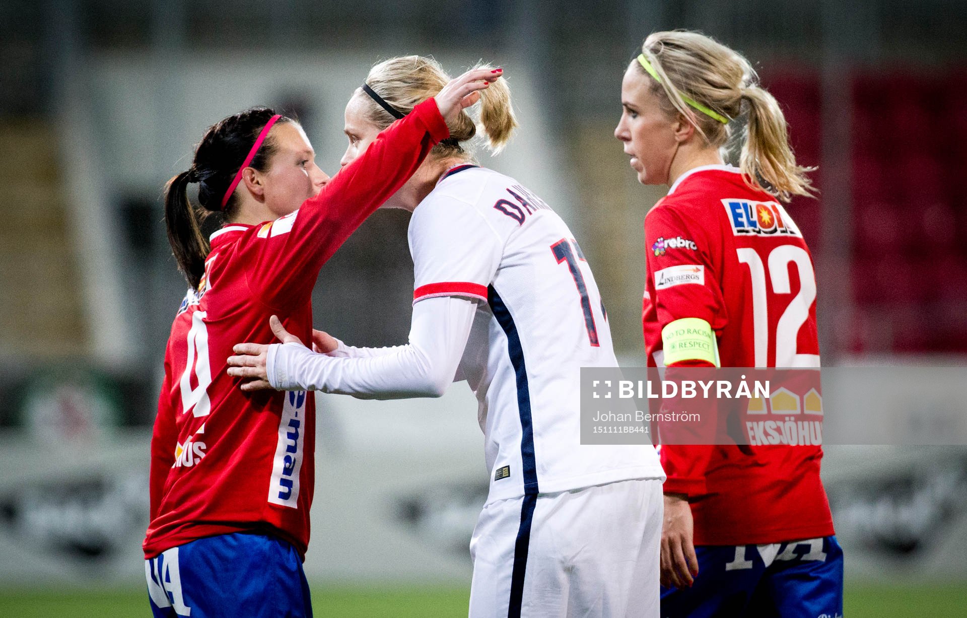 Paris SG Lisa Dahlkvist tackar KIF Örebro Elin Magnusson