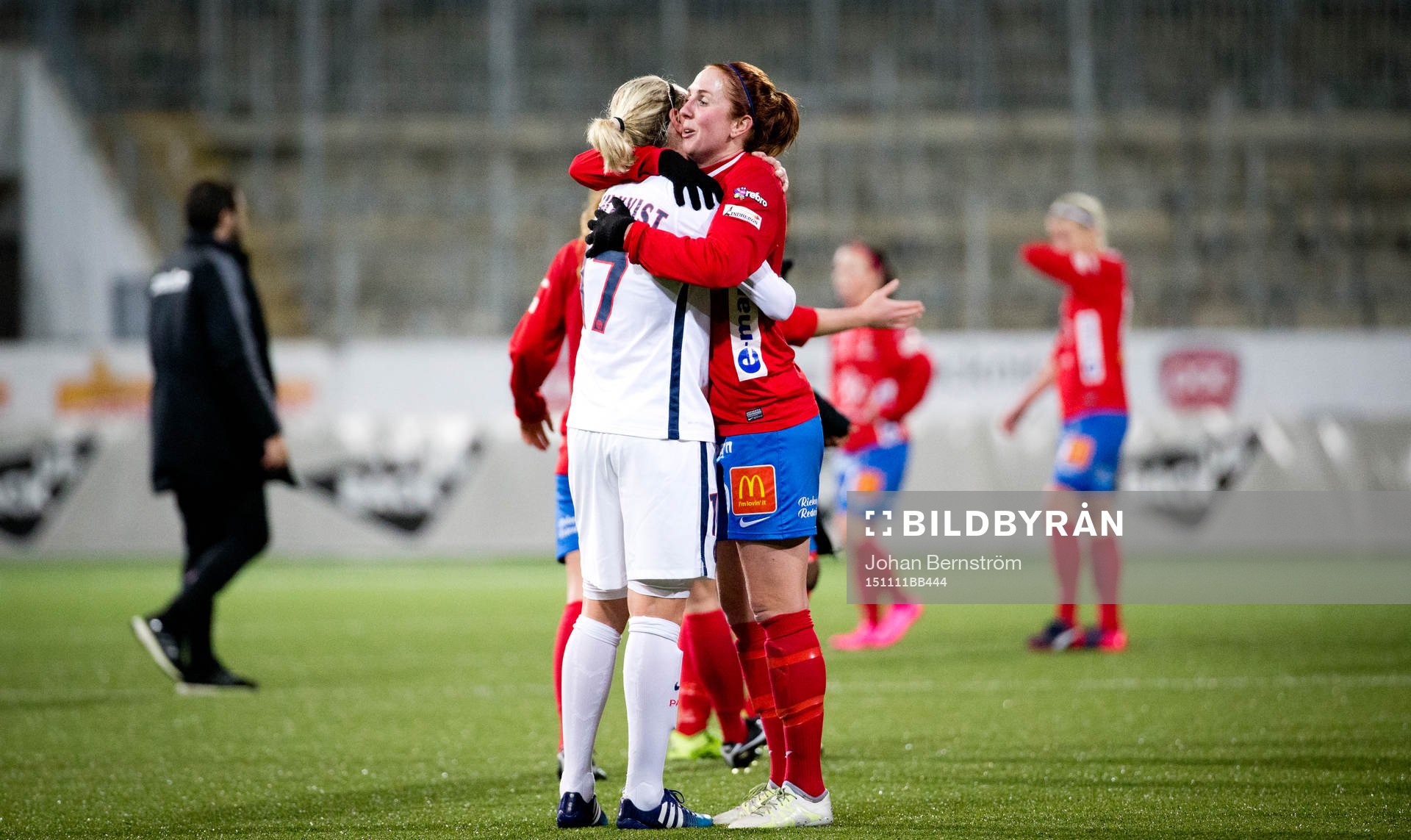 Paris SG Lisa Dahlkvist tackar KIF Örebro Marina