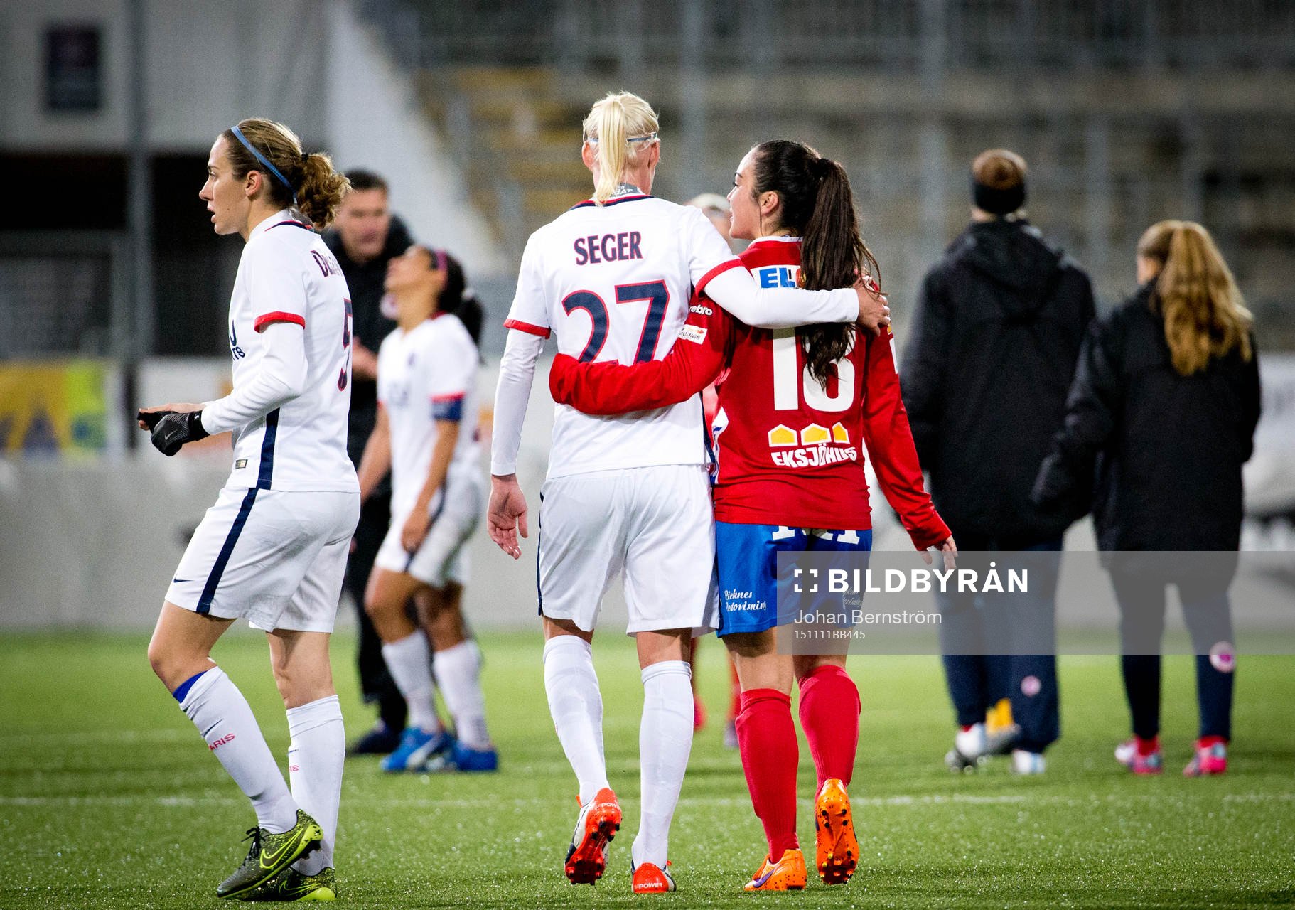 Paris SG Caroline Seger tackar KIF Örebro Michelle De Jong efter matchen under fotbollsmatchen i Womens Champions League mellan Kif Örebro och Paris SG den 11 november 2015 i Örebro.