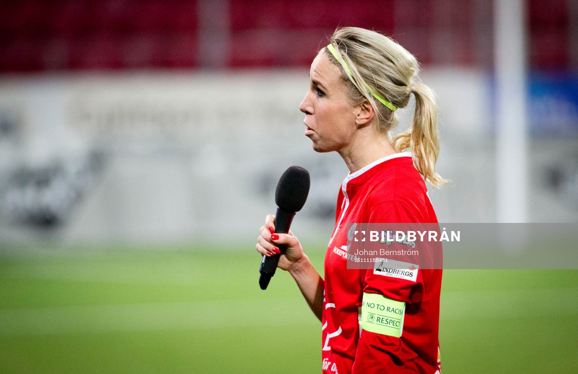 KIF Örebro Elin Magnusson tackas av