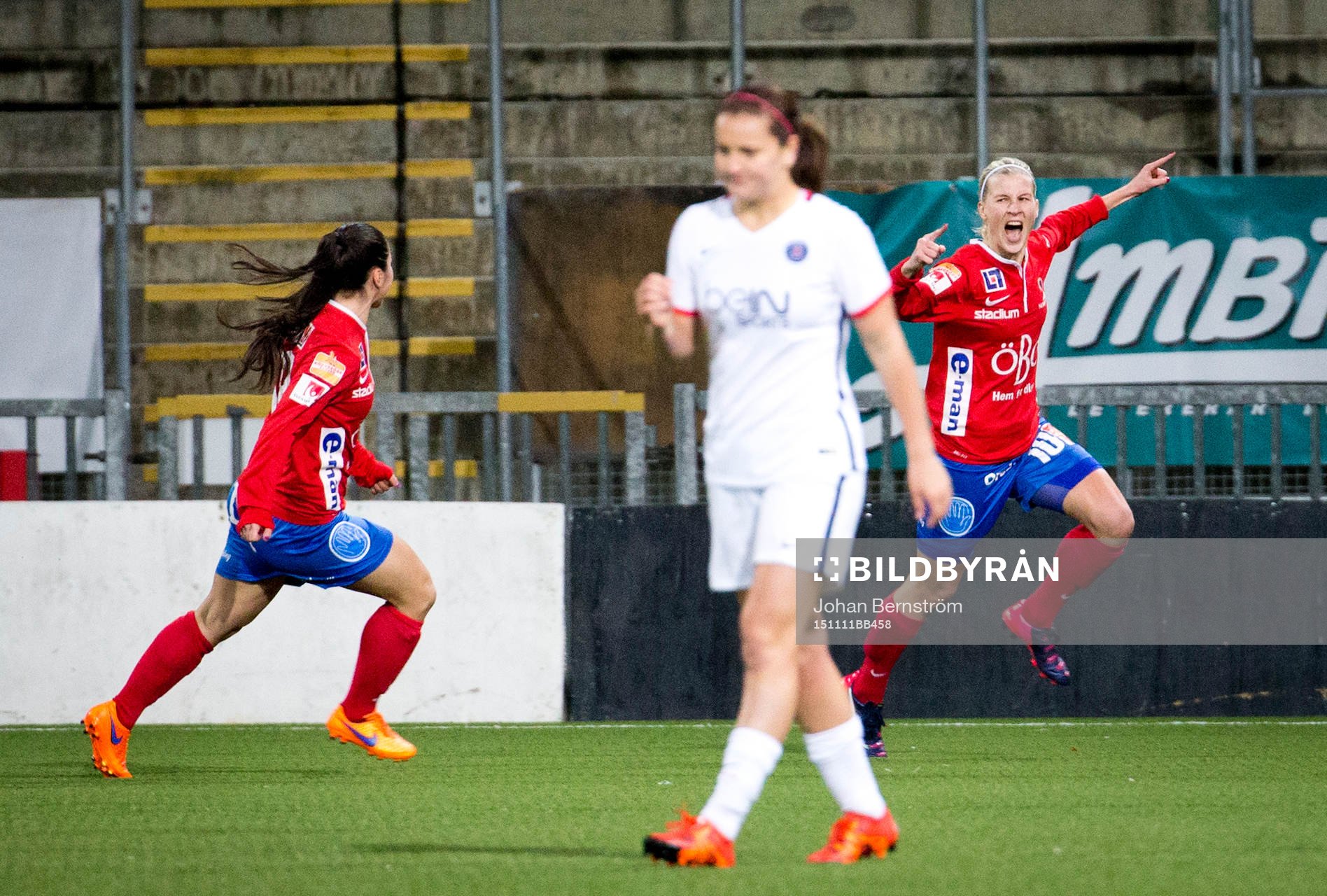 KIF Örebro Sanna Talonen gör 1-0 och jublar med Michelle