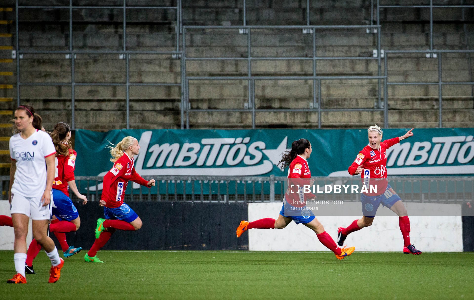 KIF Örebro Sanna Talonen gör 1-0 och jublar med Michelle