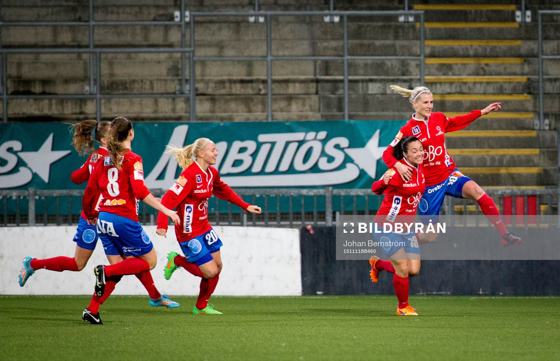 KIF Örebro Sanna Talonen gör 1-0 och jublar med Michelle
