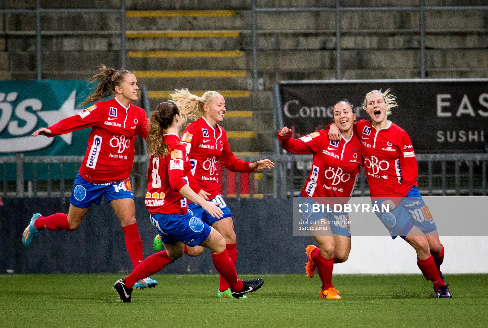 KIF Örebro Sanna Talonen gör 1-0 och jublar med Michelle