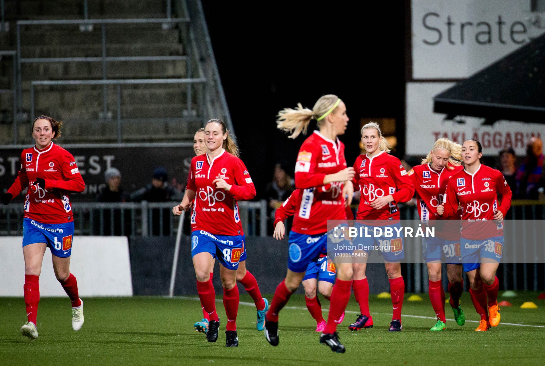 KIF Örebro Sanna Talonen gör 1-0 och jublar med Michelle