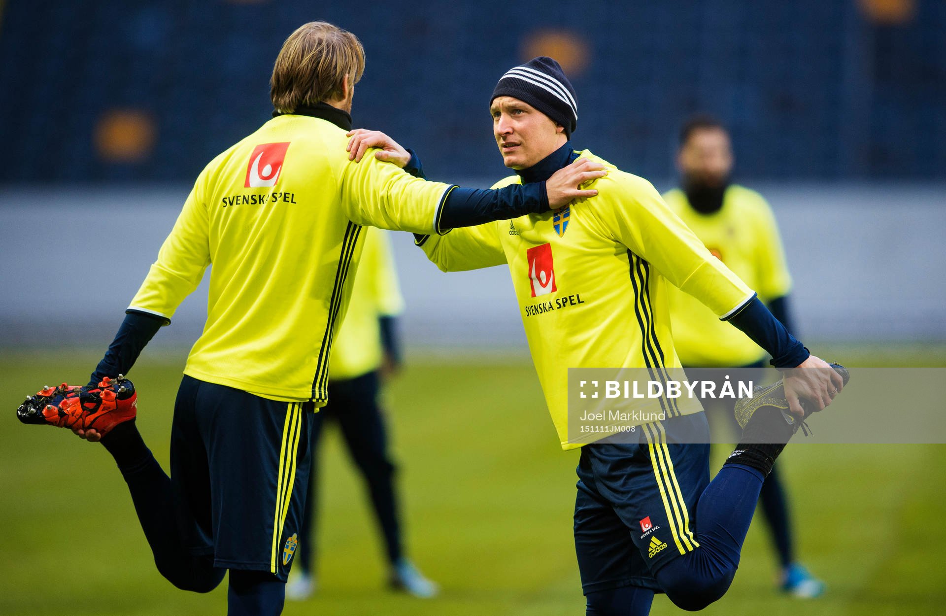 Ola Toivonen och Kim Källström stretchar