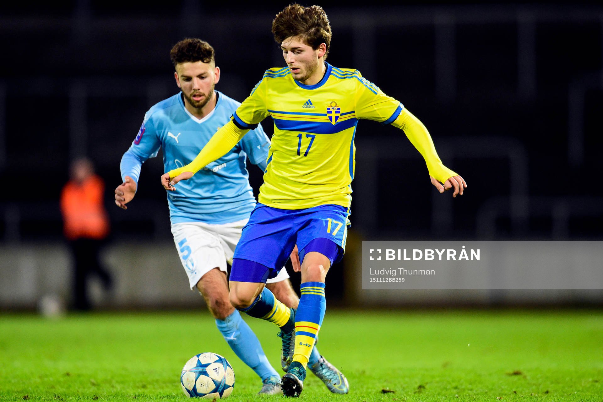 Malmös Erdal Rakip och Sveriges Arber Zeneli under träningsmatchen mellan Malmö FF och Sverige den 12 november 2015 i Partille.