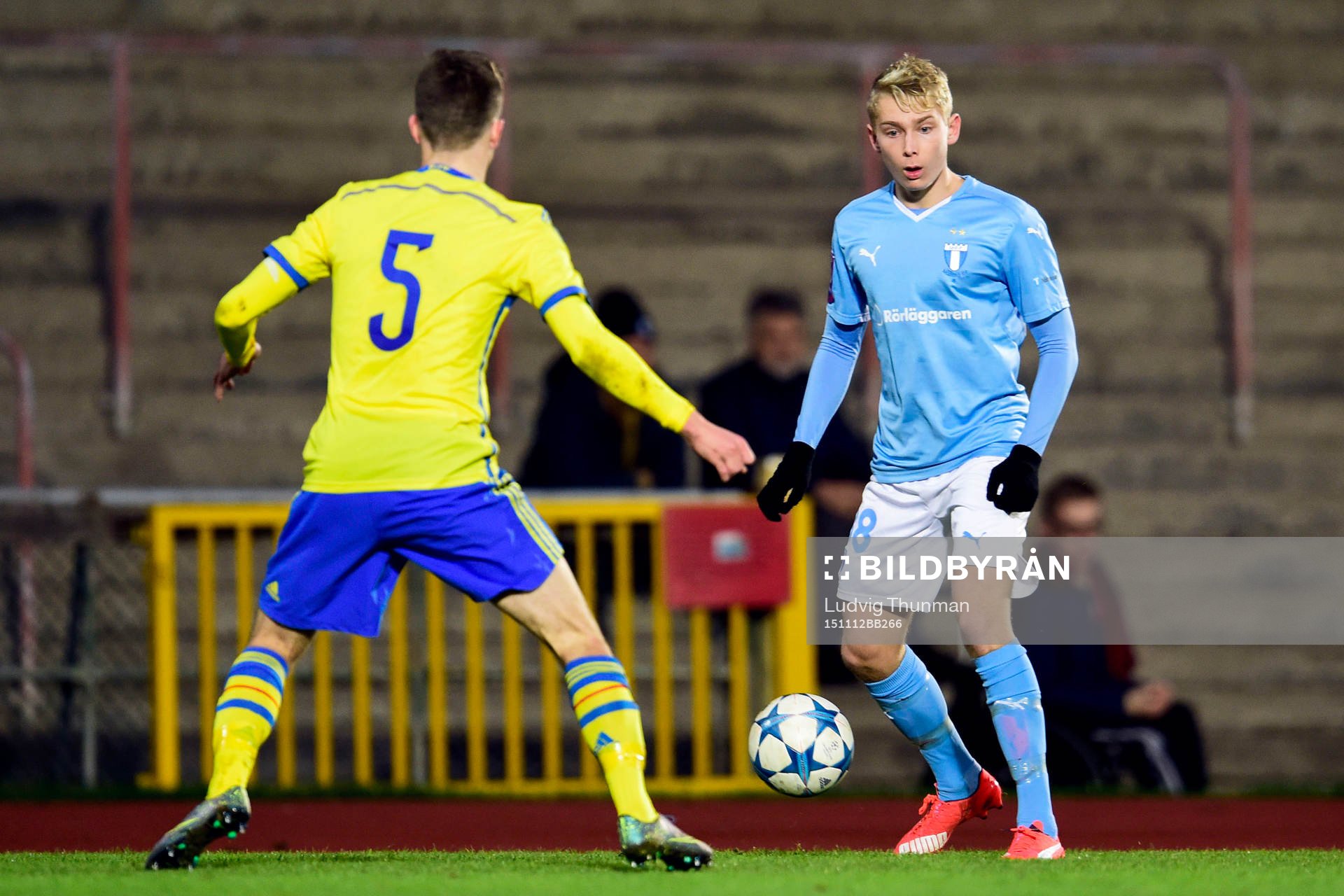 Malmös Johan Brannefalk och Sveriges Adam Lundqvist under träningsmatchen mellan Malmö FF och Sverige den 12 november 2015 i Partille.