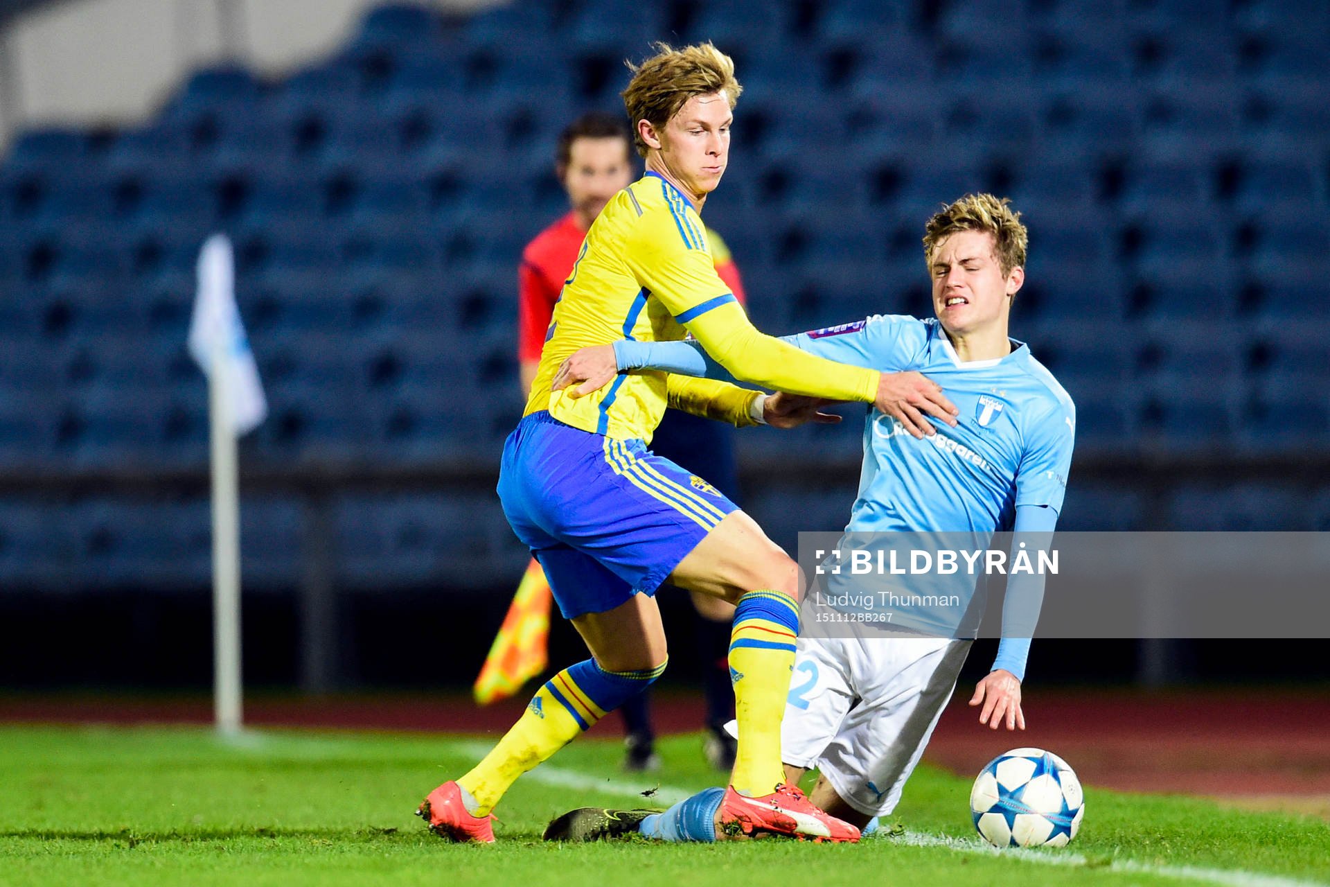 Sveriges Emil Krafth och Malmös Mattias Svanberg under träningsmatchen mellan Malmö FF och Sverige den 12 november 2015 i Partille.