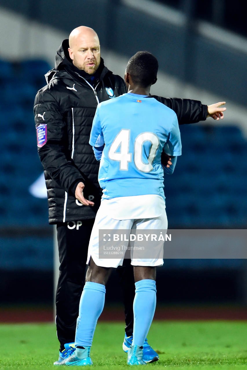Malmös assisterande tränare Olof Persson och Malmös Lumala Abdu i ett samtal efter träningsmatchen mellan Malmö FF och Sverige den 12 november 2015 i Partille.