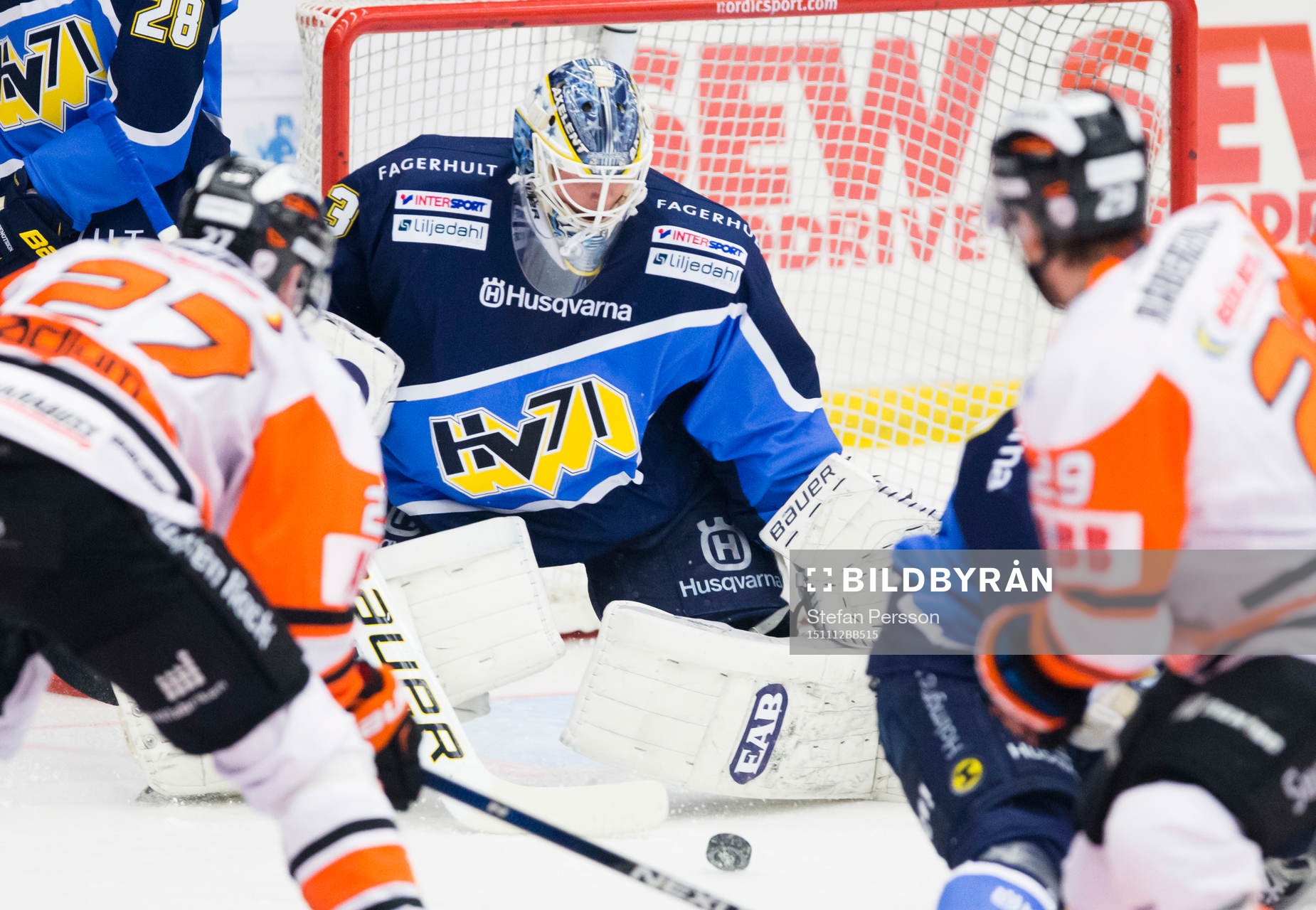 s målvakt Fredrik Pettersson-Wentzel (i) stoppar