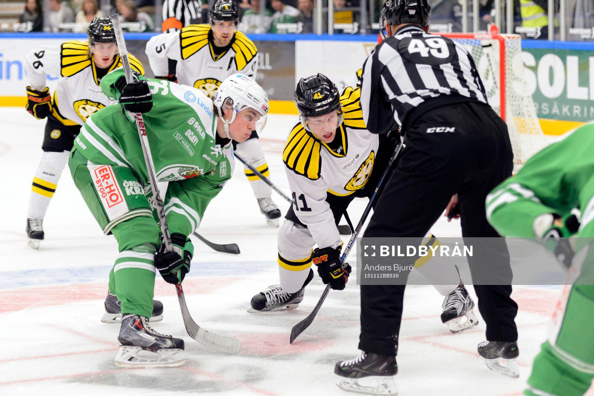 Rögles Filip Karlsson tekar mot Brynäs Greg Scott