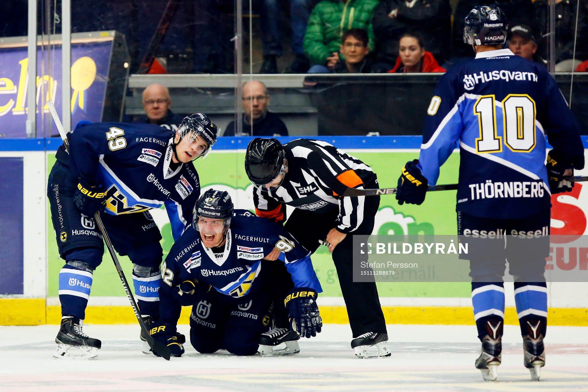 s Teemu Laine får hjälp av isen