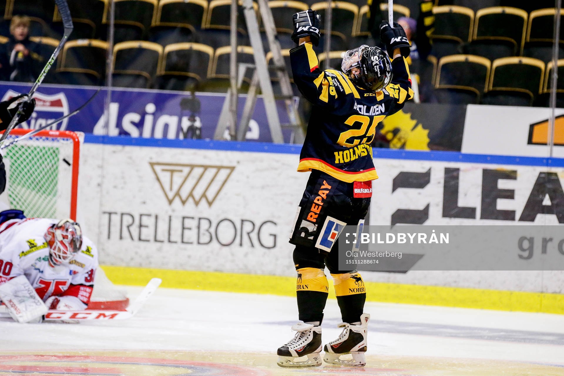 Skellefteås Axel Holmström  jublar