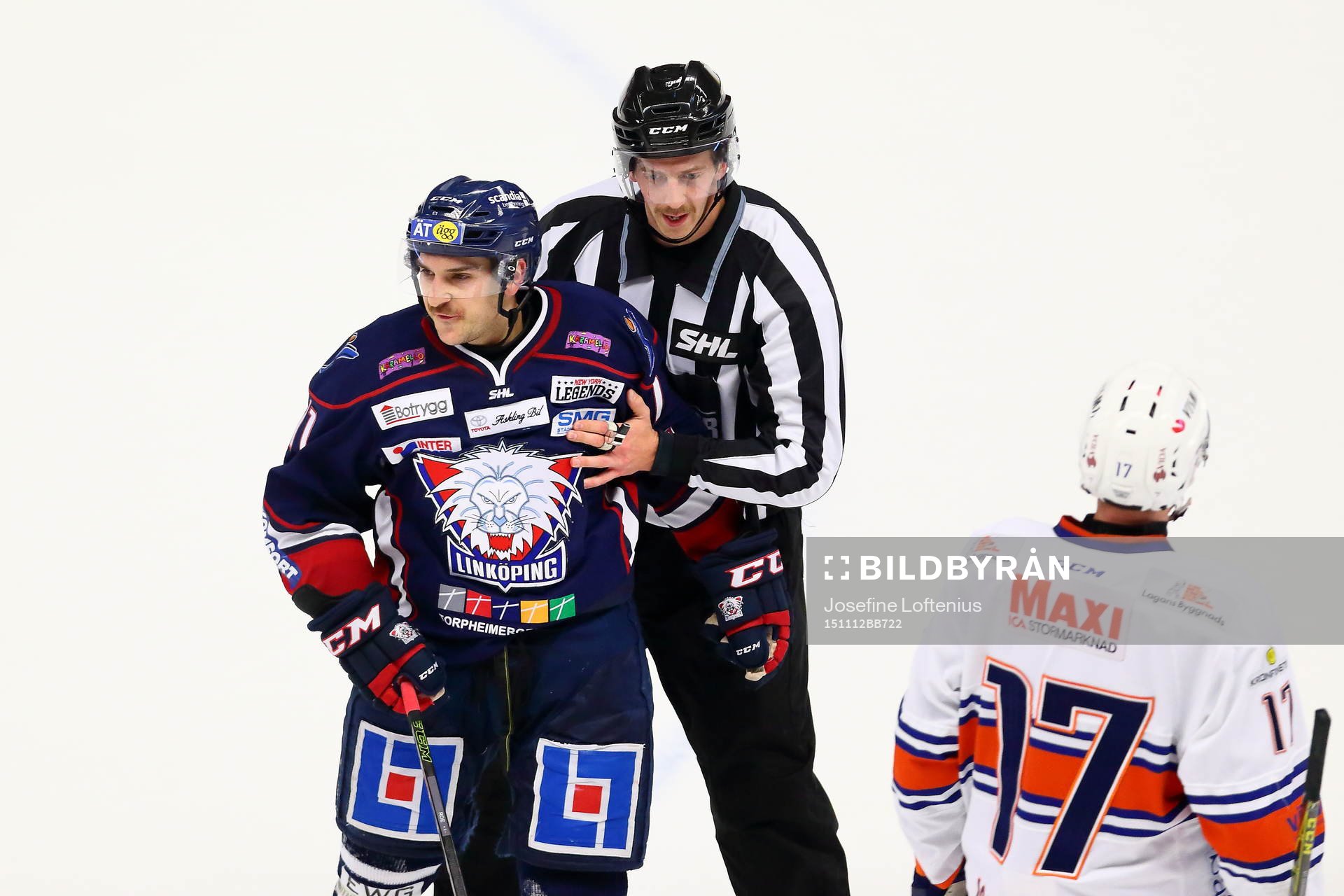 Linköpings Garrett Roe blir bortförd av domaren och