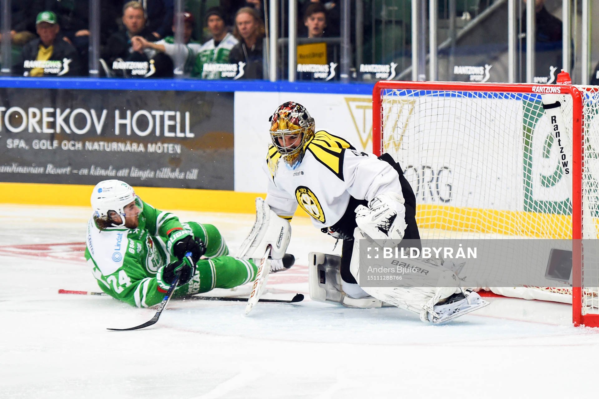 Rögles Alex Aleardi är nara att göra mål bakom Brynäs