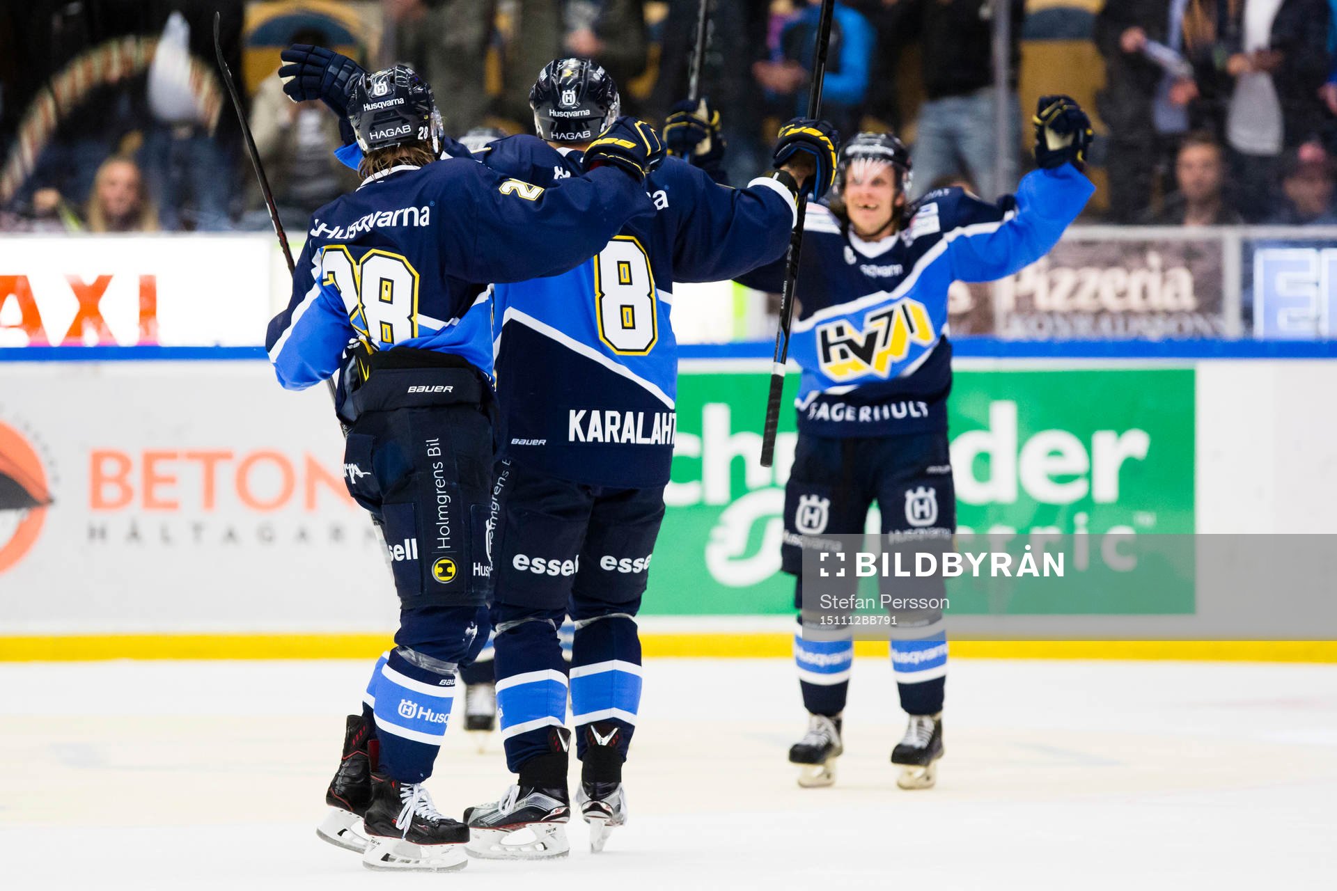 s Anton Bengtsson, Jere Karalahti och Mattias Tedenby jublar