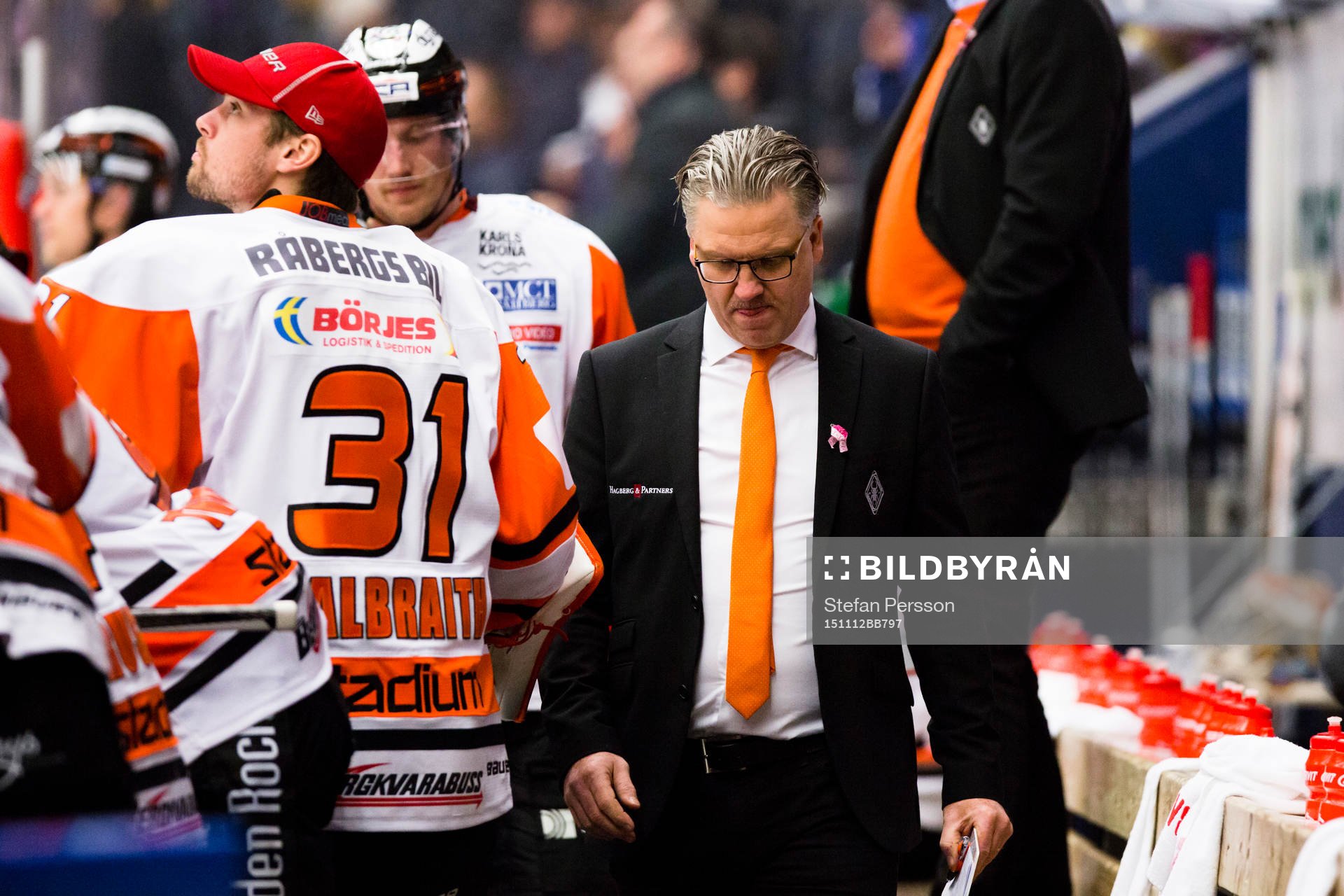Karlskronas tränare Per Hånberg ser deppig ut när han