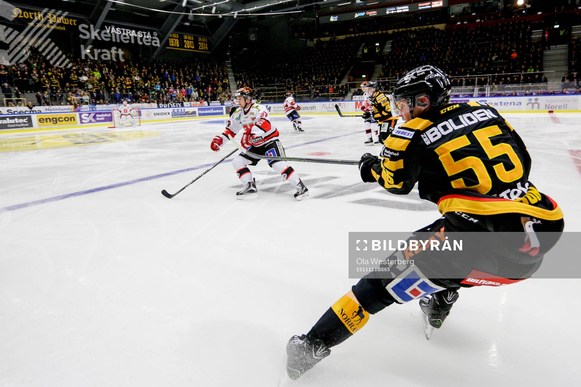 Skellefteås Alexander Urbom dumpar ner pucken i anfallszon